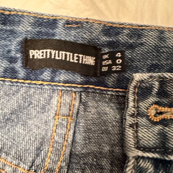 PrettyLittleThing Baggy Boyfriend Rip Jeans - Picture 5 of 11